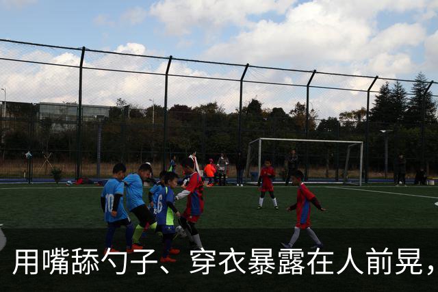 用嘴舔勺子、穿衣暴露在人前晃，没分寸感的她来《中餐厅》干嘛？